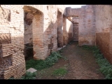 03174 ostia - regio i - insula xii - caseggiato dei triclini (i,xii,1) - hof - porticus - ostseite - 4. raum - latrine - treppe - suedende - 01-2024.jpg